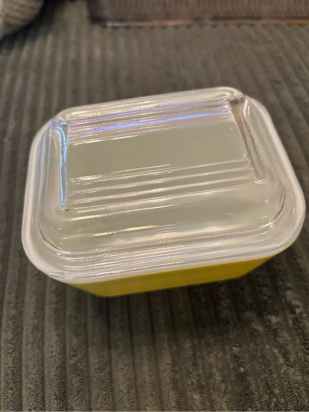 Pyrex vintage yellow